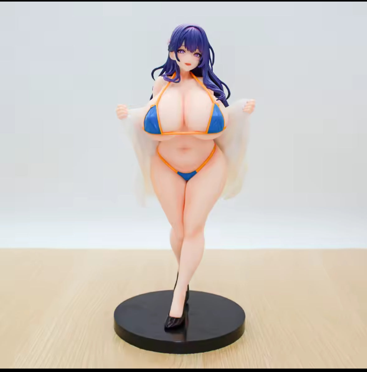 Figurine fille curve en maillot de bain